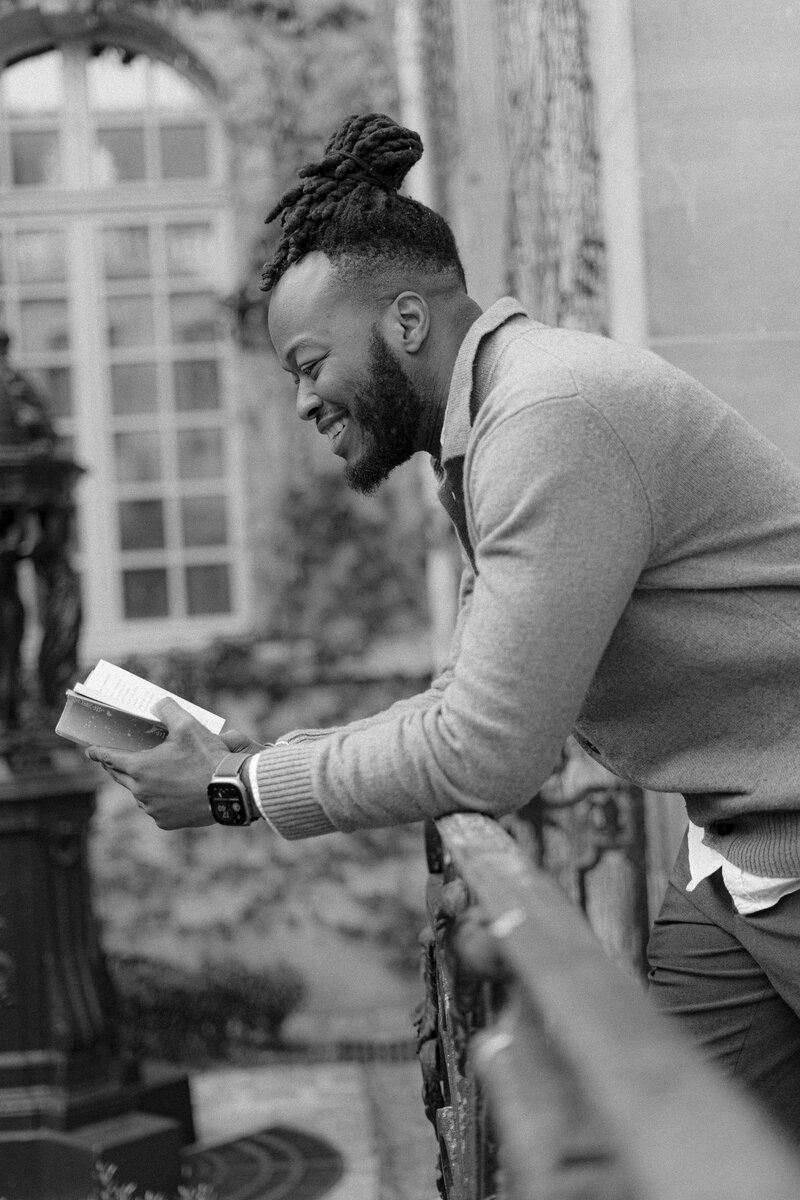 Alpha Nury en train de lire